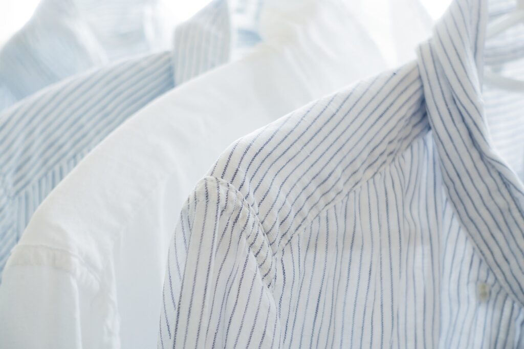洋服はシワになりにくい素材を選ぶ